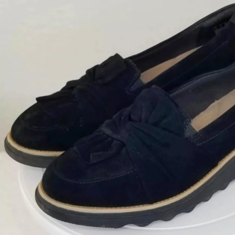 Cushion collection BY CLARKS. BLACK VELVETY WEDGE TWIST BOW LOAFER SHOES. 9